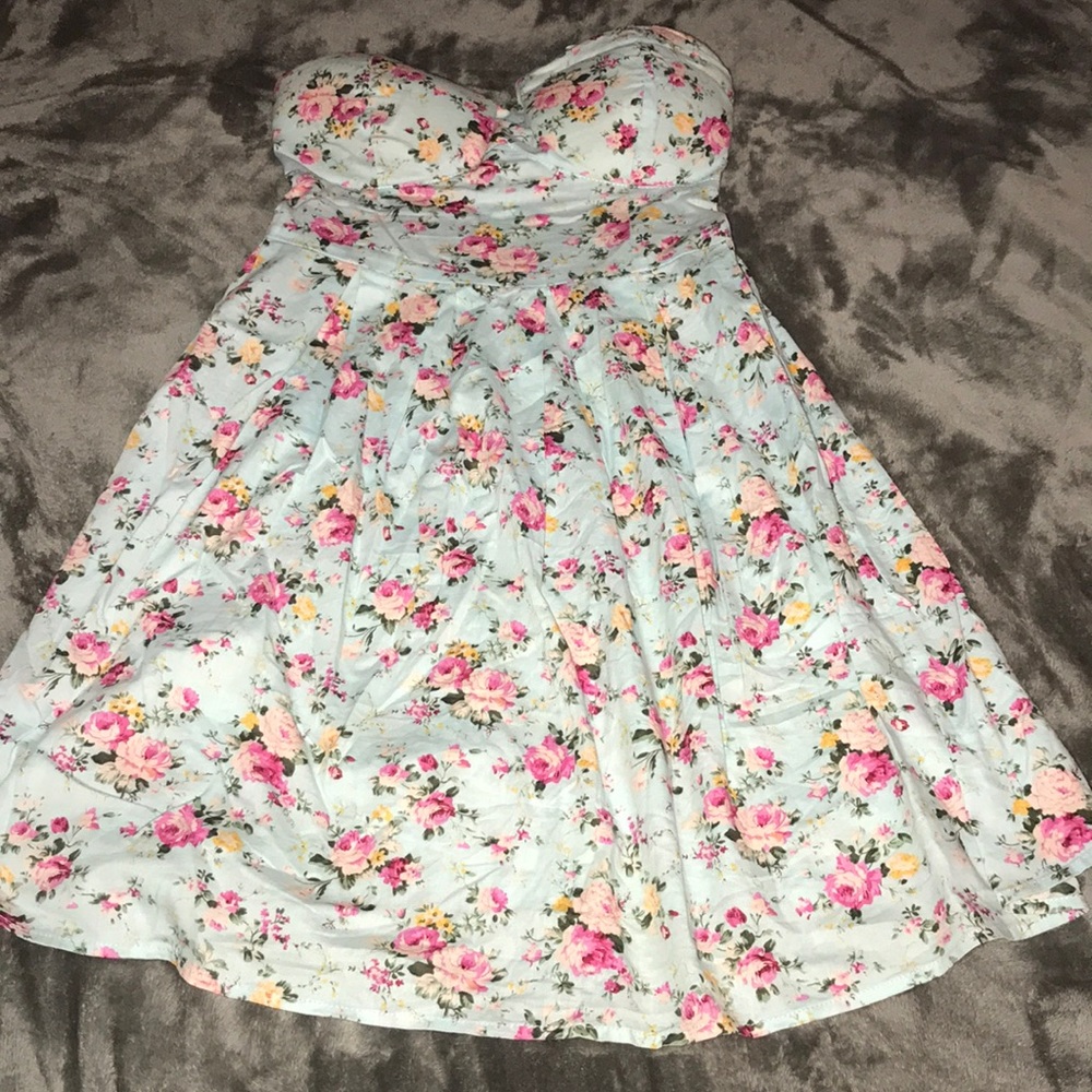 Gorgeous Rue 21 sweetheart floral dress 🌺💐